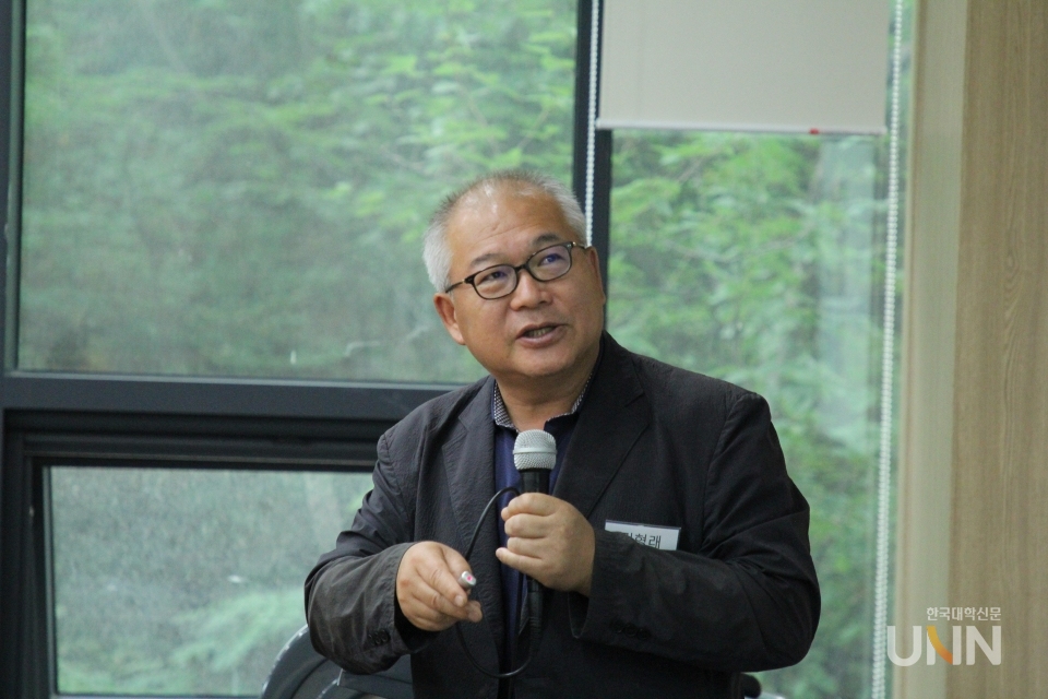 김형래 교수가 13일 10주차 일정에서 포트폴리오를 발표하고 있다.