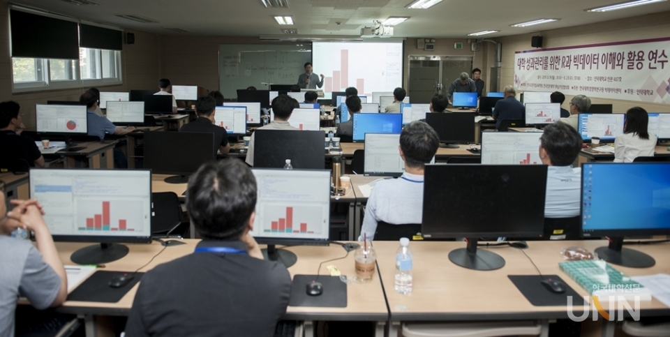 이동수 센터장이 ‘대학 성과관리를 위한 R과 빅데이터 이해와 활용 연수’에서 강연을 하고 있다.